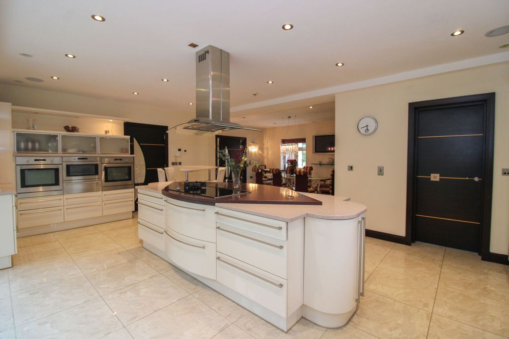 4 bed detached house to rentManor Road, Oadby, Oadby, Leicester LE2 photo 2