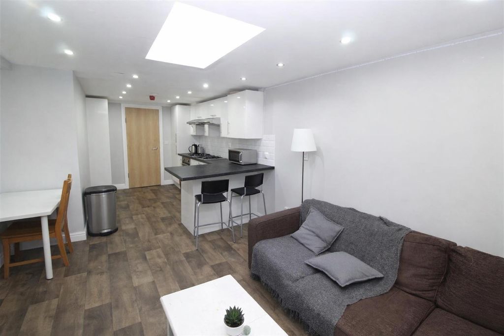 6 bed shared accommodation to rentMerthyr Street, Cathays, Cardiff CF24 photo 2
