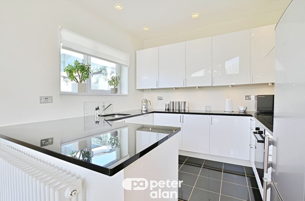 Additional image 2 of 2 bed flat to rentLake Road East, Cardiff CF23