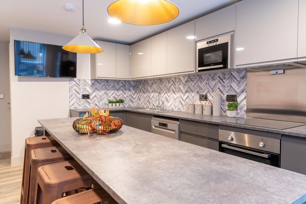 Additional image 2 of 6 bed flat to rentGloucester Road, Bristol BS7