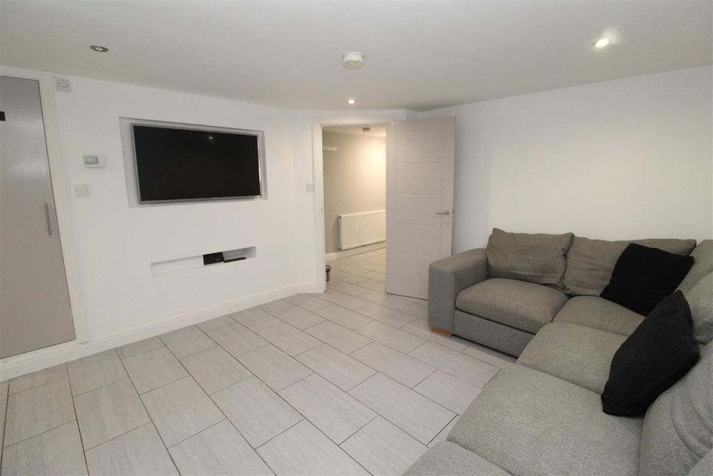 5 bed property to rentKingsland Terrace, Pontypridd CF37