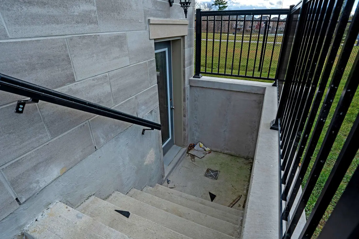 130 Cannes Avenue photo 4