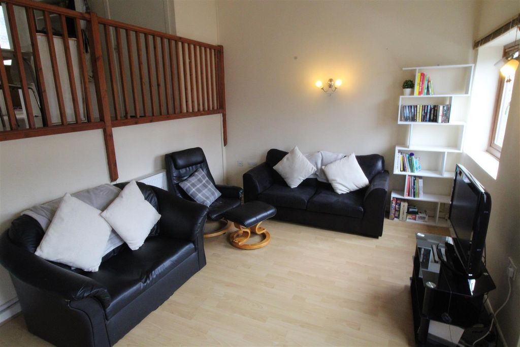 4 bed terraced house to rentWood Road, Treforest CF37