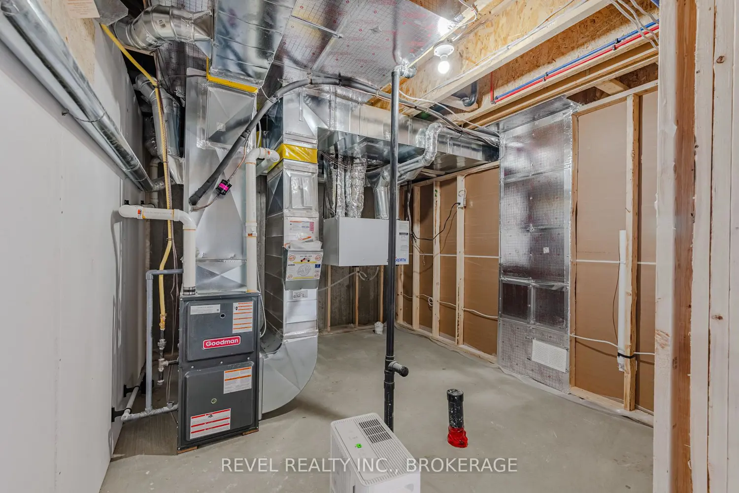 Additional image 17 of 1413 Demers Avenue