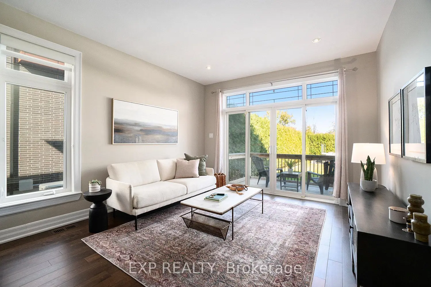 450 Lockmaster Crescent photo 2
