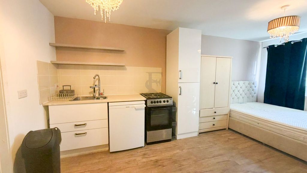 Studio to rentStudio Apartment, Downing Drive, Leicester LE5 photo 2