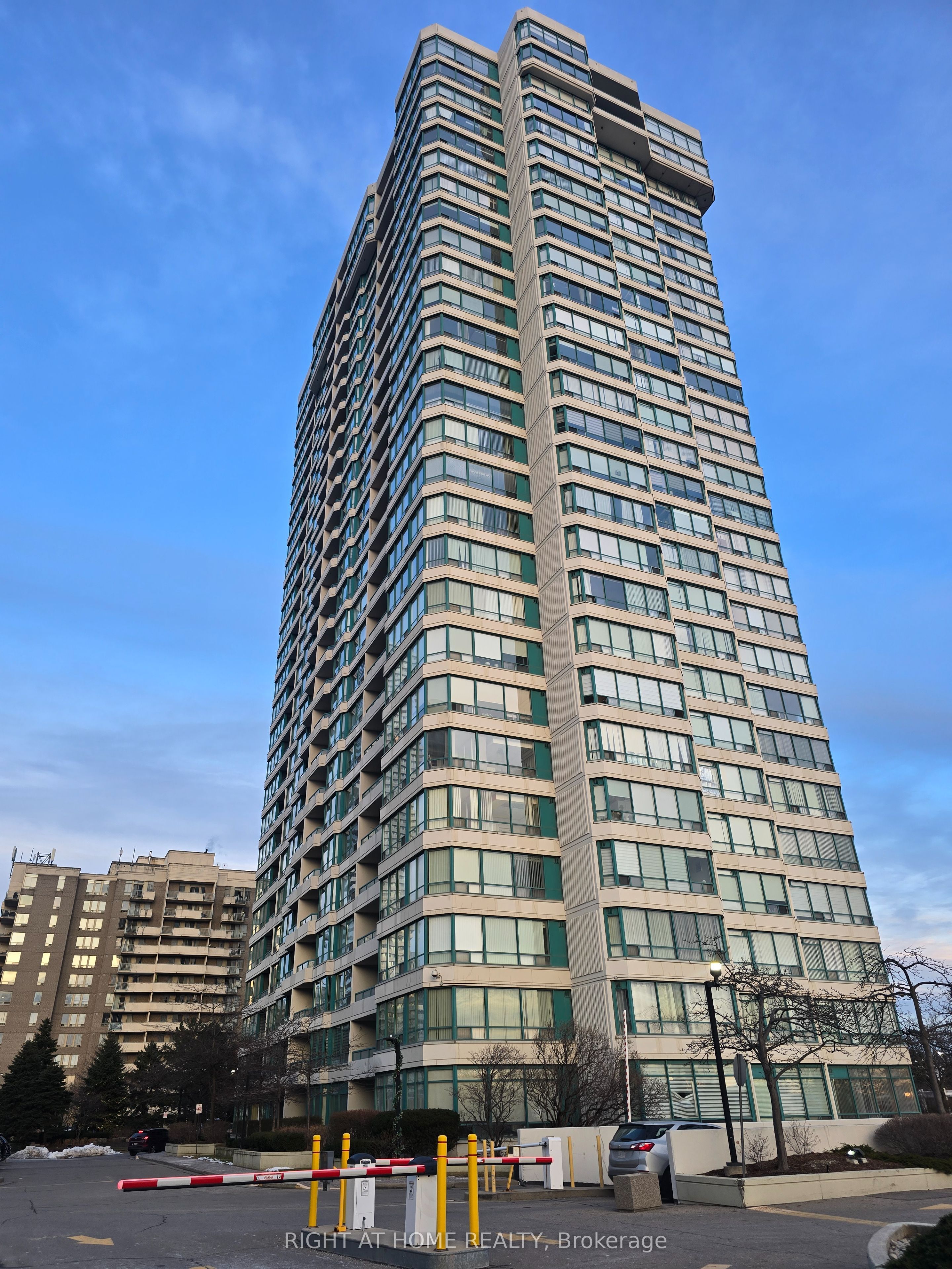 2303-550 Webb Drive, Mississauga, ON, L5B 3Y4