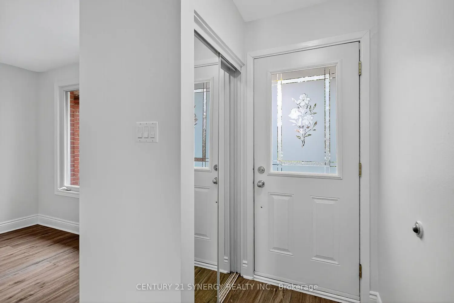 928 Meadowlands Drive photo 2