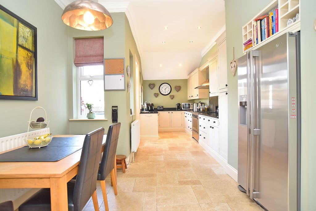 Additional image 7 of 5 bed property to rentWest End Avenue, Harrogate HG2