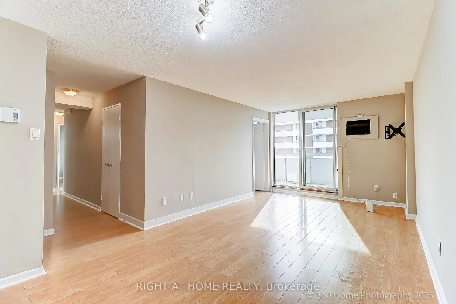 Additional image 12 of 1 Royal Orchard Boulevard 1107