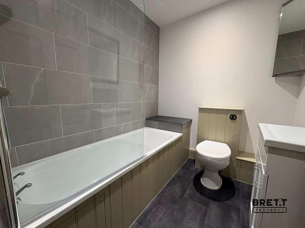 Additional image 8 of 3 bed flat to rentFlat 3, 27 Main Street, Pembroke, Pembrokeshire. SA71
