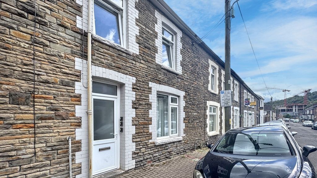 4 bed semi-detached house to rentQueen Street, Pontypridd CF37