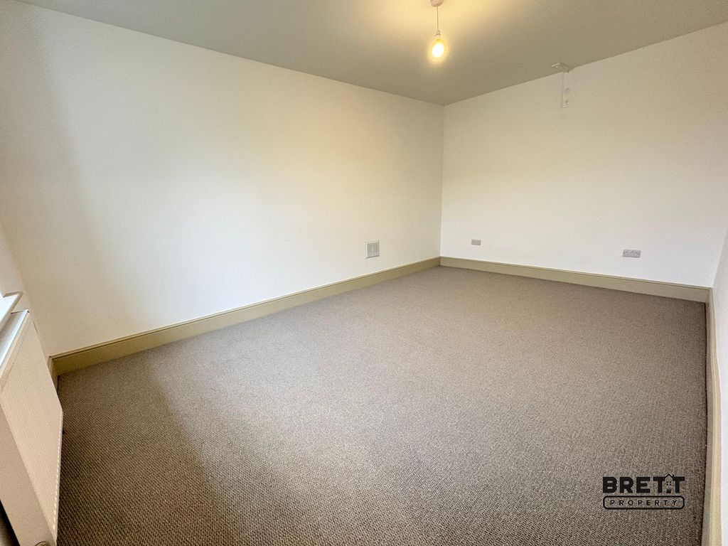 Additional image 6 of 3 bed flat to rentFlat 3, 27 Main Street, Pembroke, Pembrokeshire. SA71