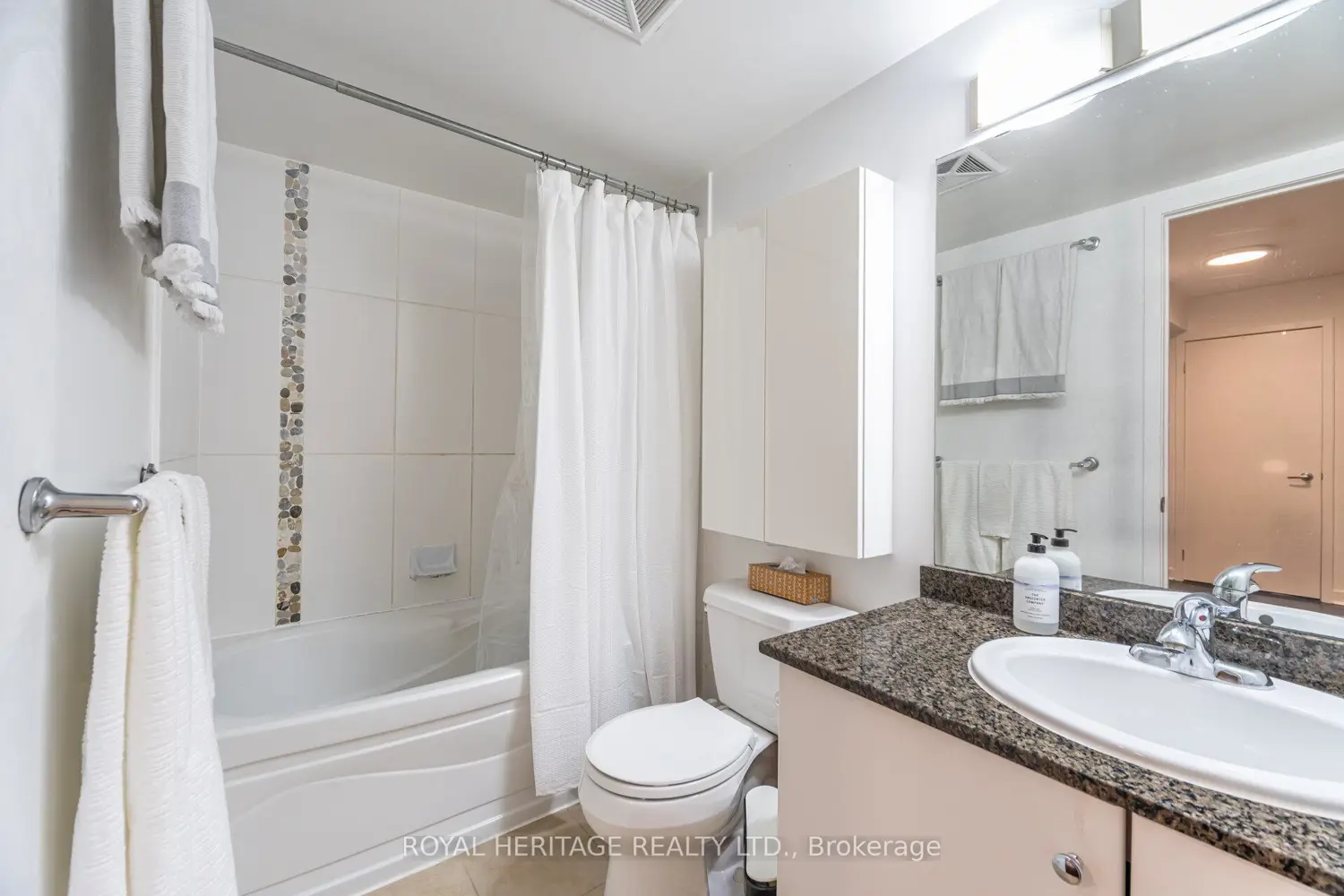 Additional image 17 of 12 Yonge Street 611