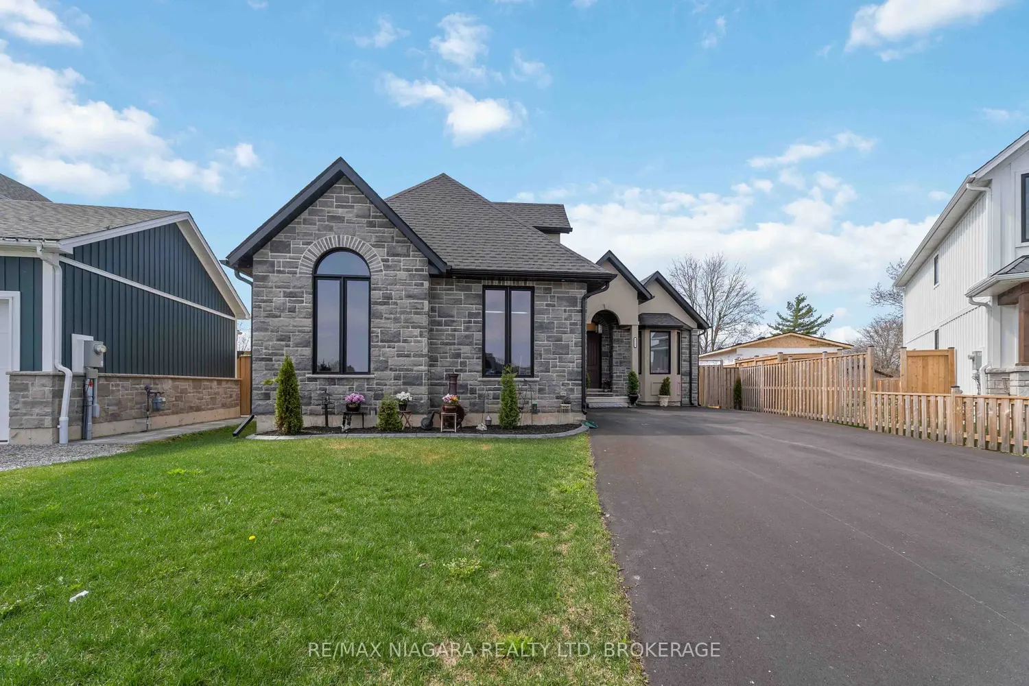 3555 Canfield Crescent photo 3