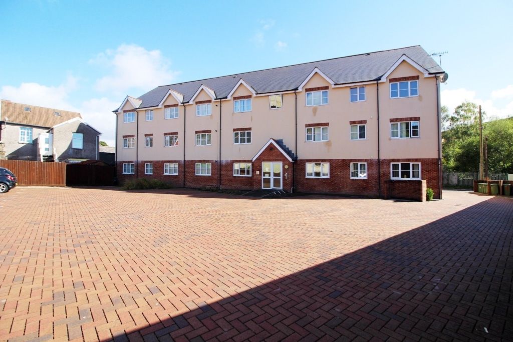 2 bed flat to rentStation Road, Abercynon CF45
