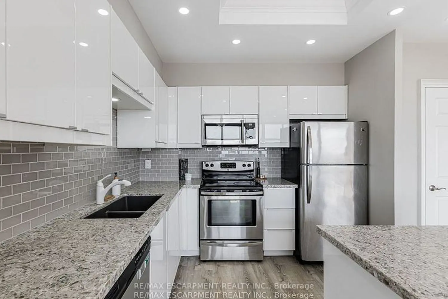 Additional image 3 of 880 Dundas Street Uph7