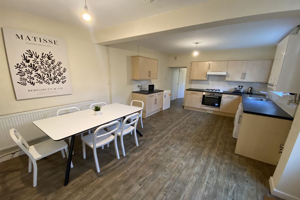 6 bed shared accommodation to rentBroadgate, Beeston NG9 photo 2