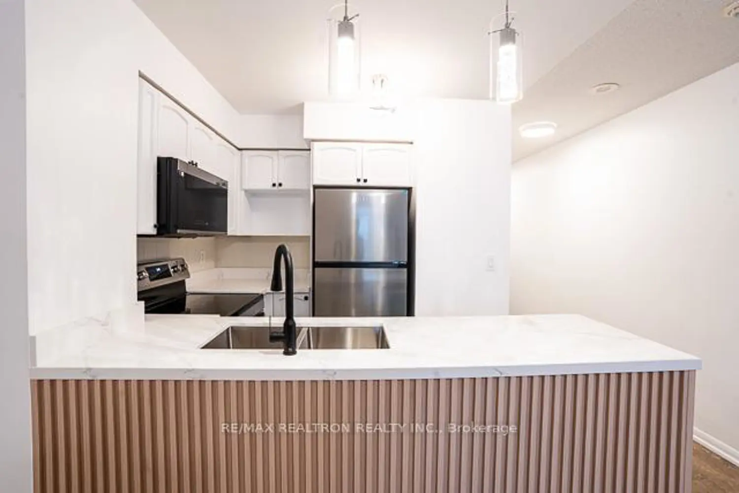 Additional image 3 of 18 Yonge Street 808
