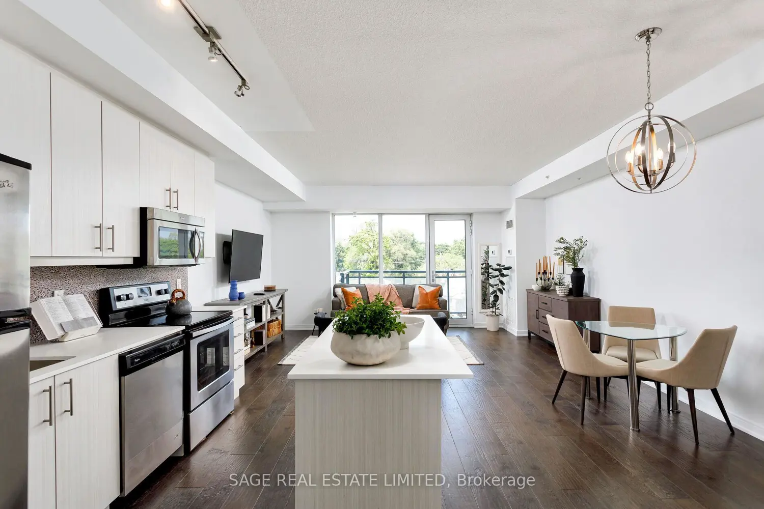 Additional image 2 of 760 The Queensway 401