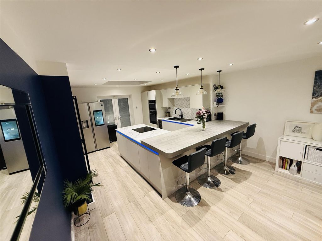Additional image 5 of 4 bed semi-detached house to rentHolly Park Close, Plymouth PL5