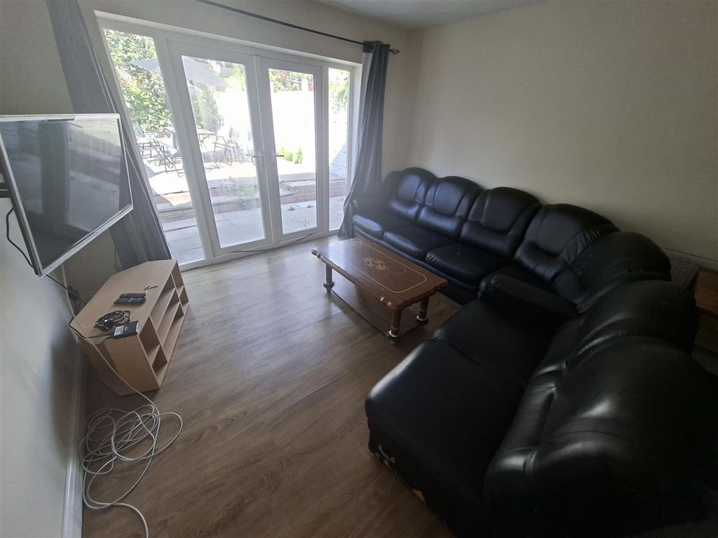 8 bed shared accommodation to rentMiskin Street, Cardiff CF24 photo 4