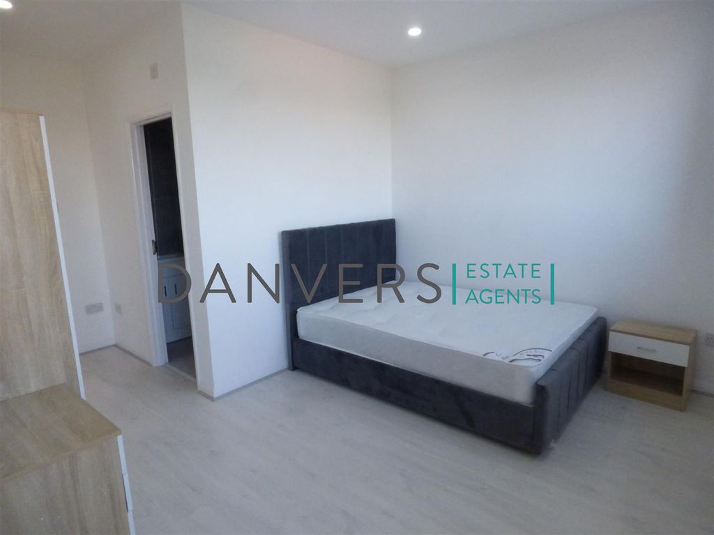 3 bed flat to rentWestern Boulevard, Leicester LE2 photo 2