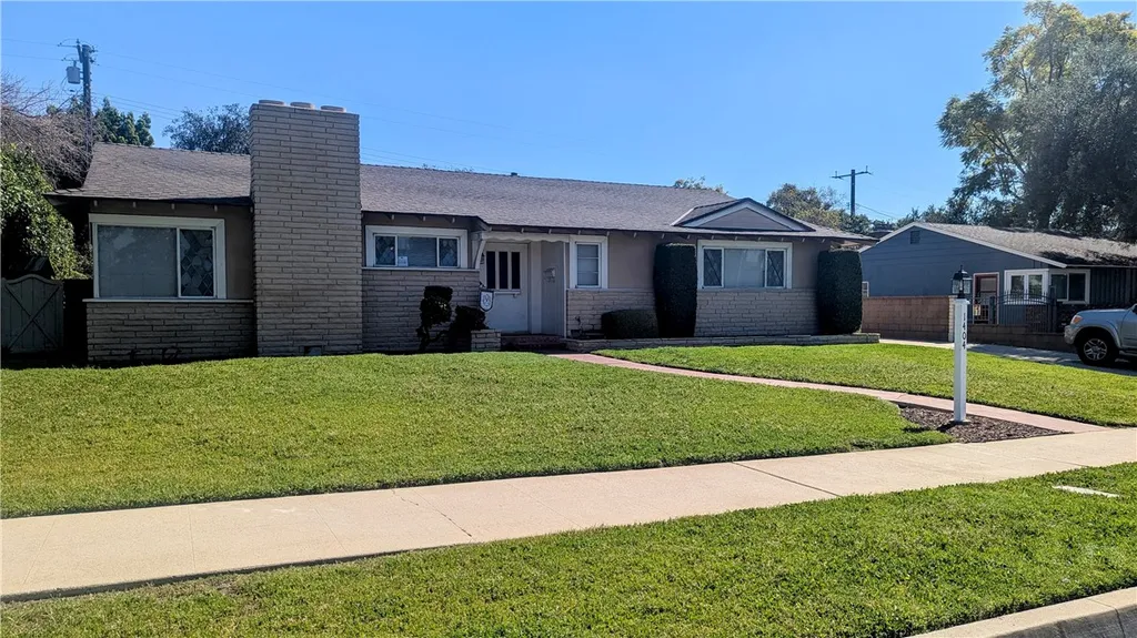 1404 N Mountain Ave, Claremont, CA 91711