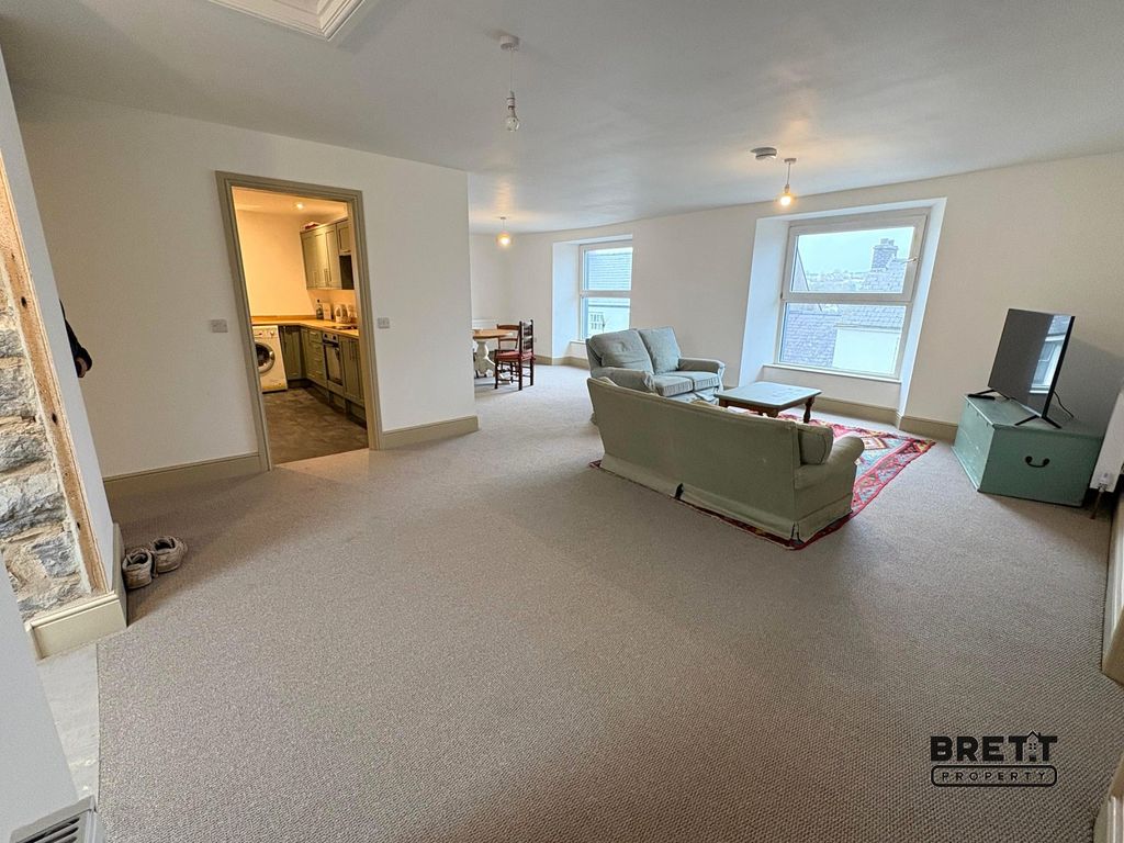 3 bed flat to rentFlat 3, 27 Main Street, Pembroke, Pembrokeshire. SA71