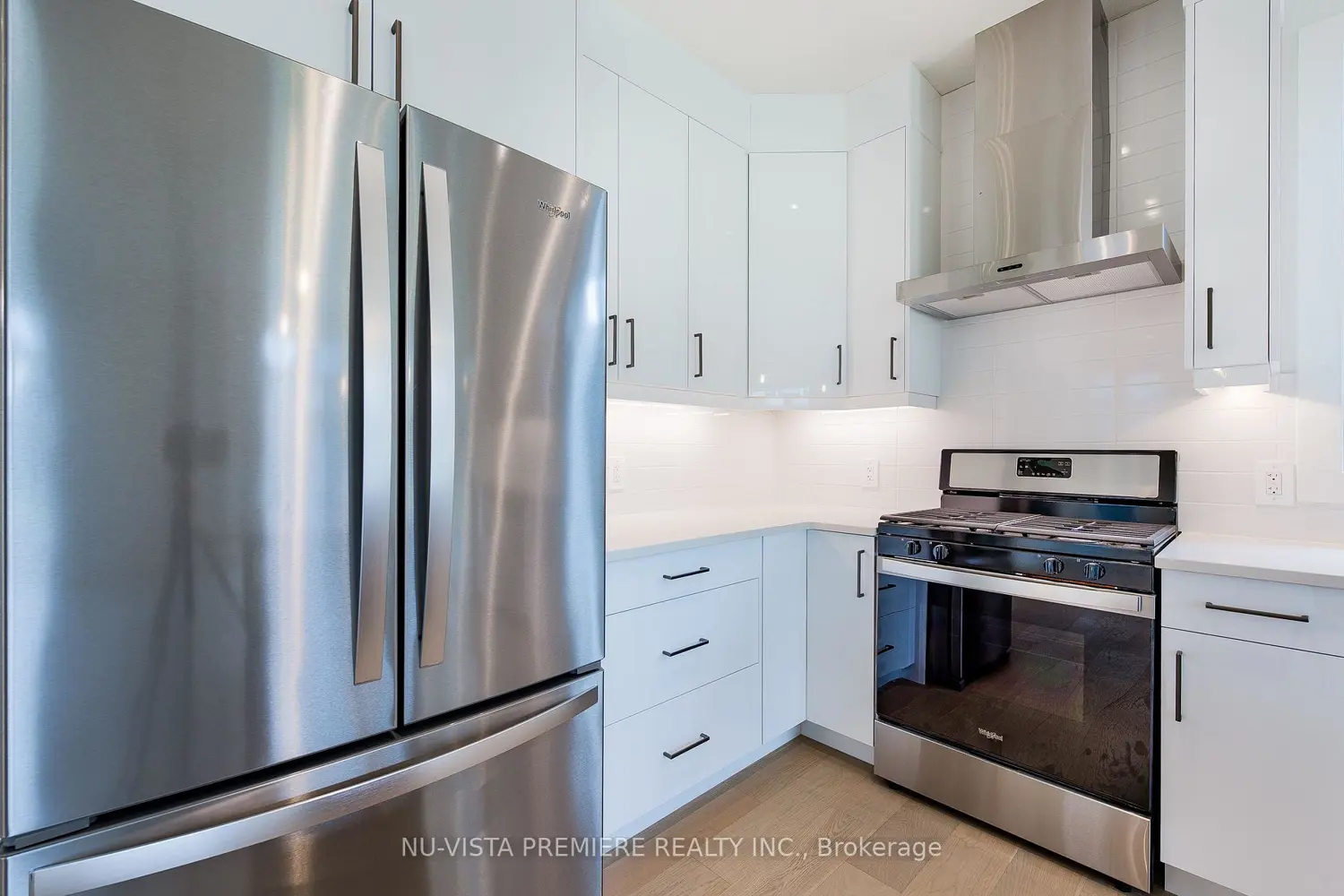 1689 Brayford Avenue photo 5