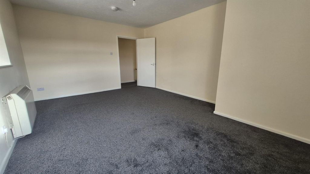 Additional image 2 of 2 bed flat to rentMain Street, Pembroke SA71