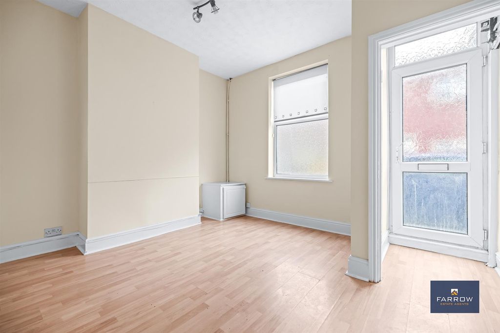 Additional image 4 of 3 bed terraced house to rentCastle Street, Grimsby DN32