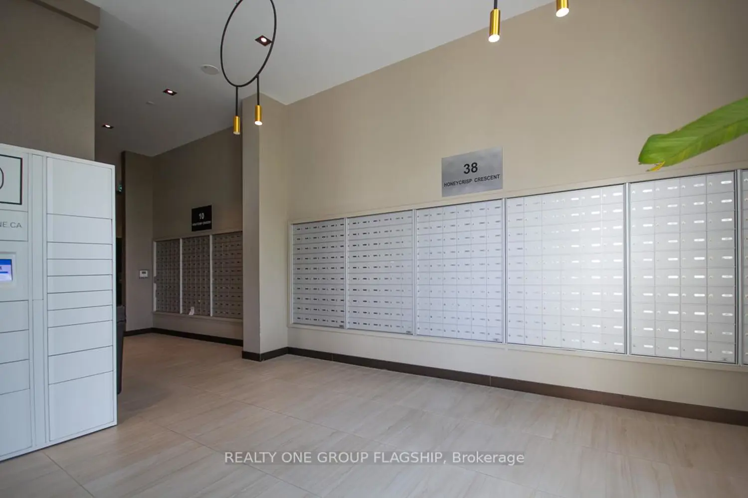 Additional image 20 of 38 Honeycrisp Crescent 308E