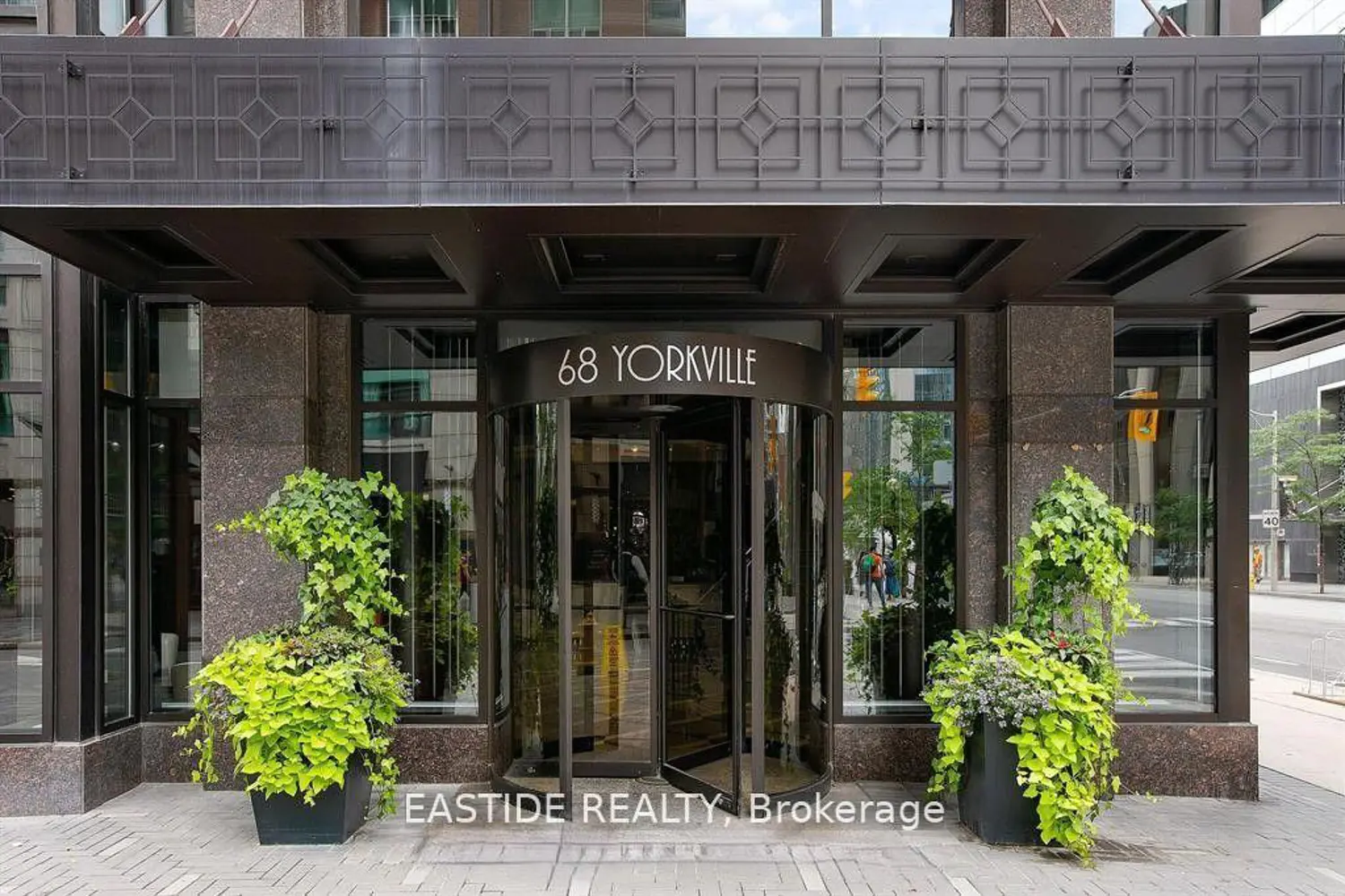 68 Yorkville Avenue 303