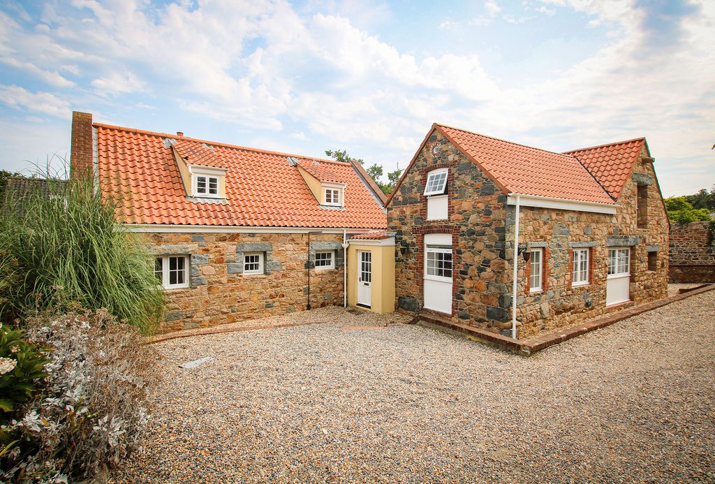 4 bed property to rentRue Des Effards, Castel, Guernsey GY5