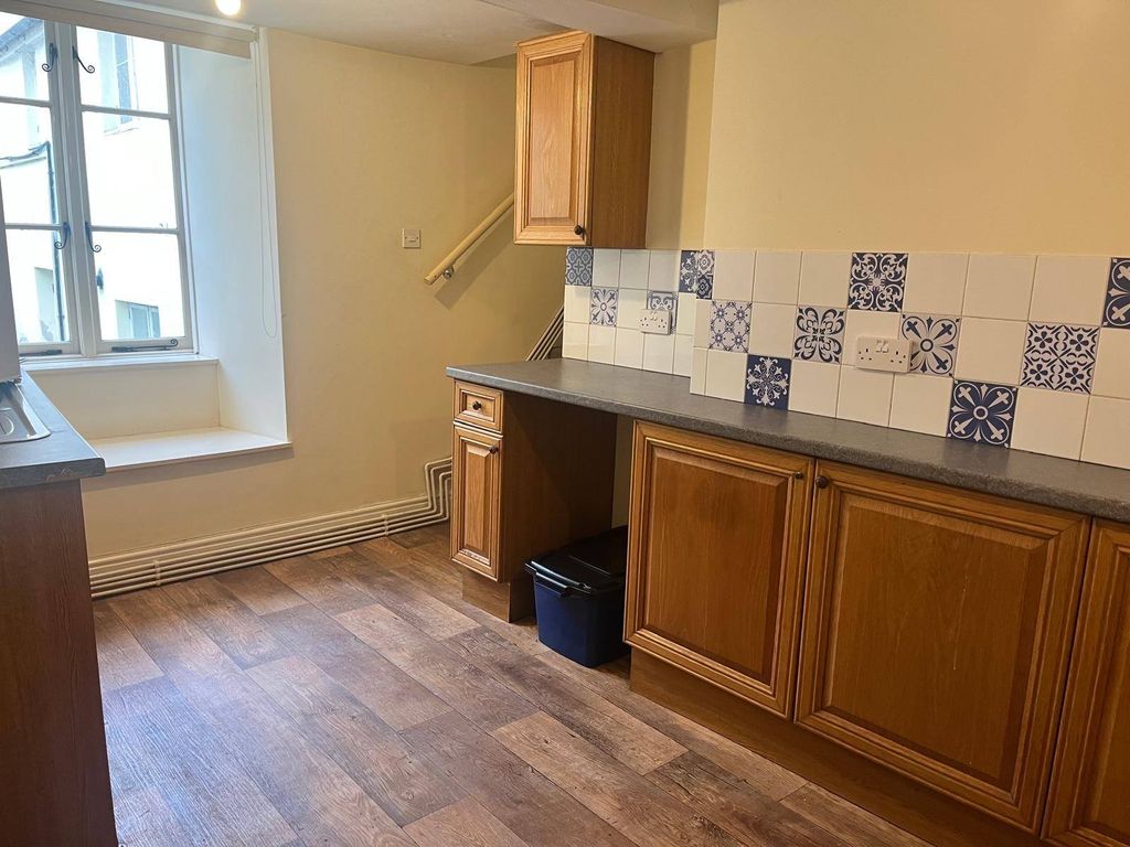 2 bed flat to rentHaverfordwest SA61 photo 3