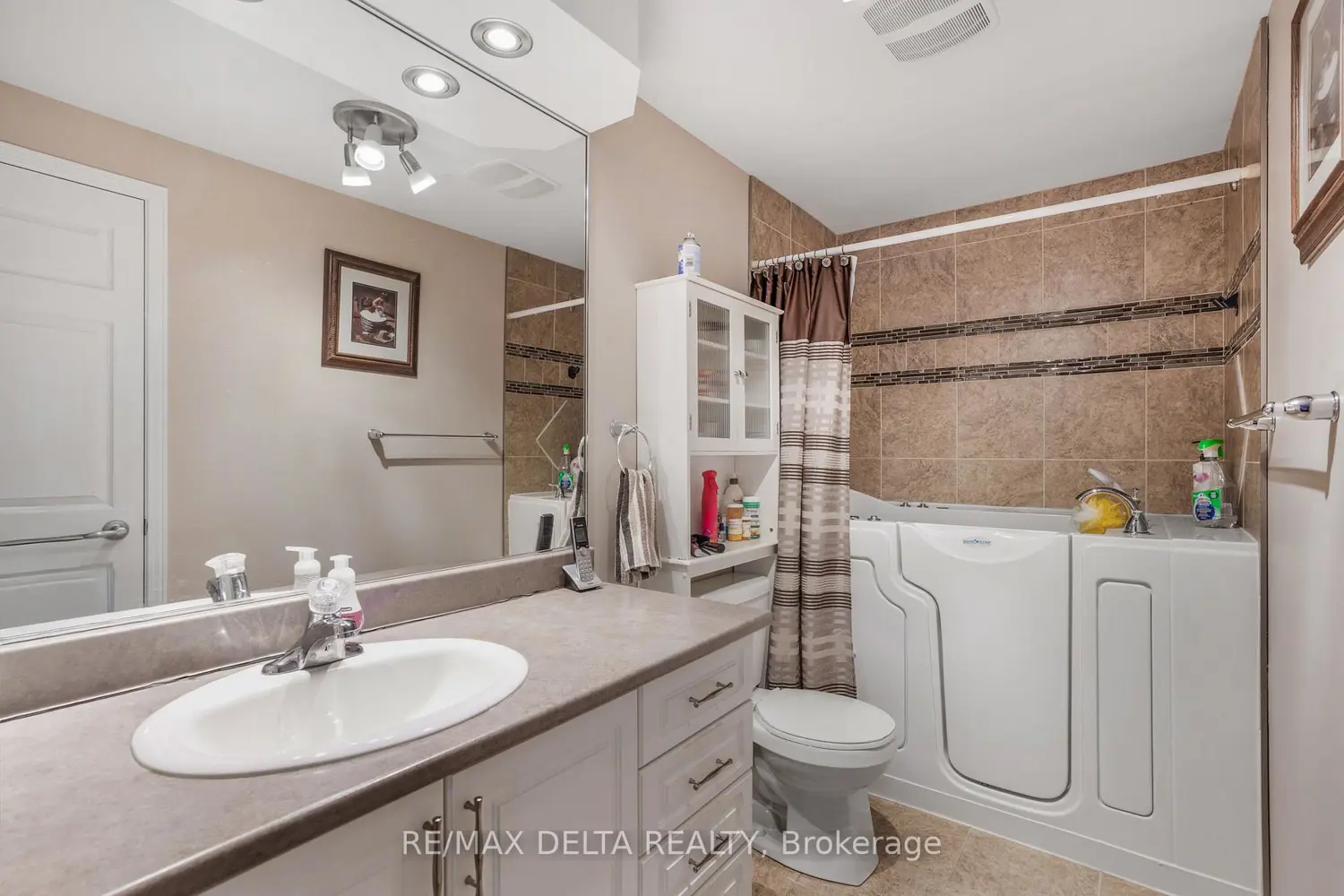 Additional image 12 of 2376 Albert Street 203