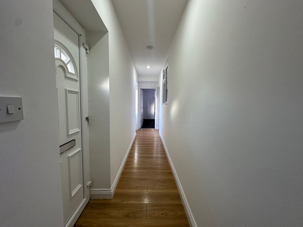 Additional image 2 of 3 bed flat to rentWestcotes Drive, Leicester LE3