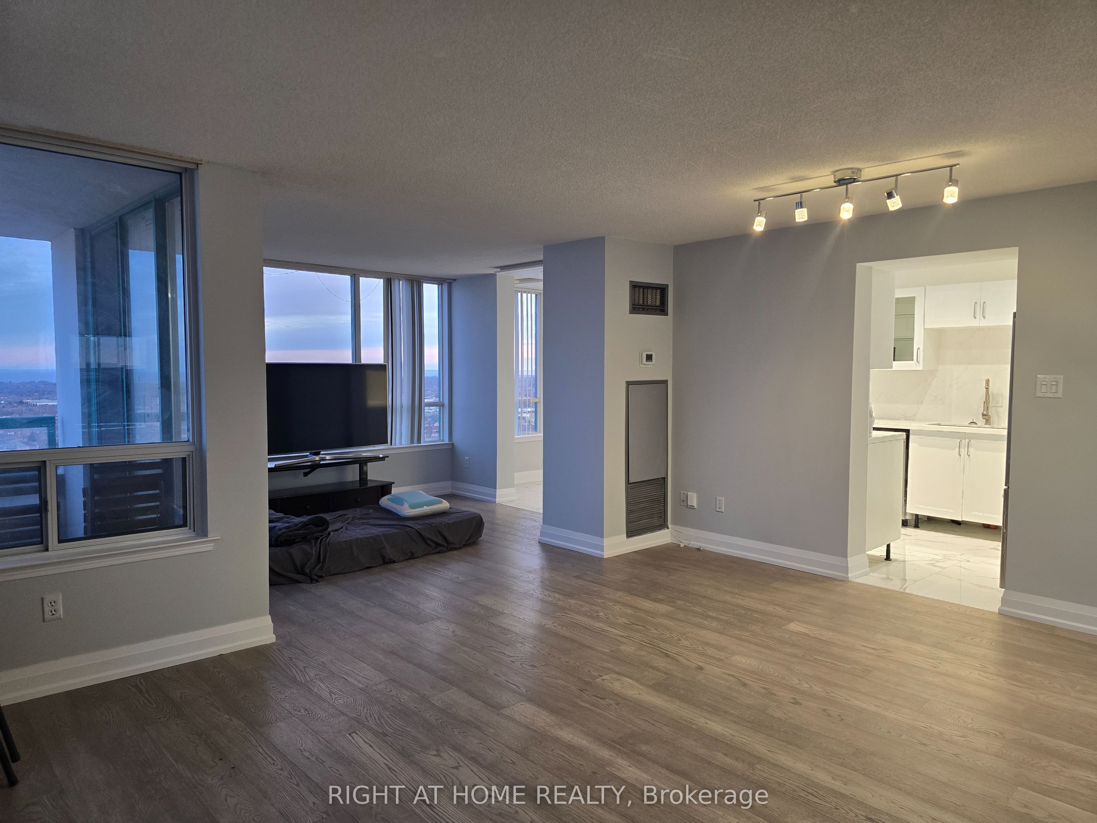Additional image 4 of 2303-550 Webb Drive, Mississauga, ON, L5B 3Y4
