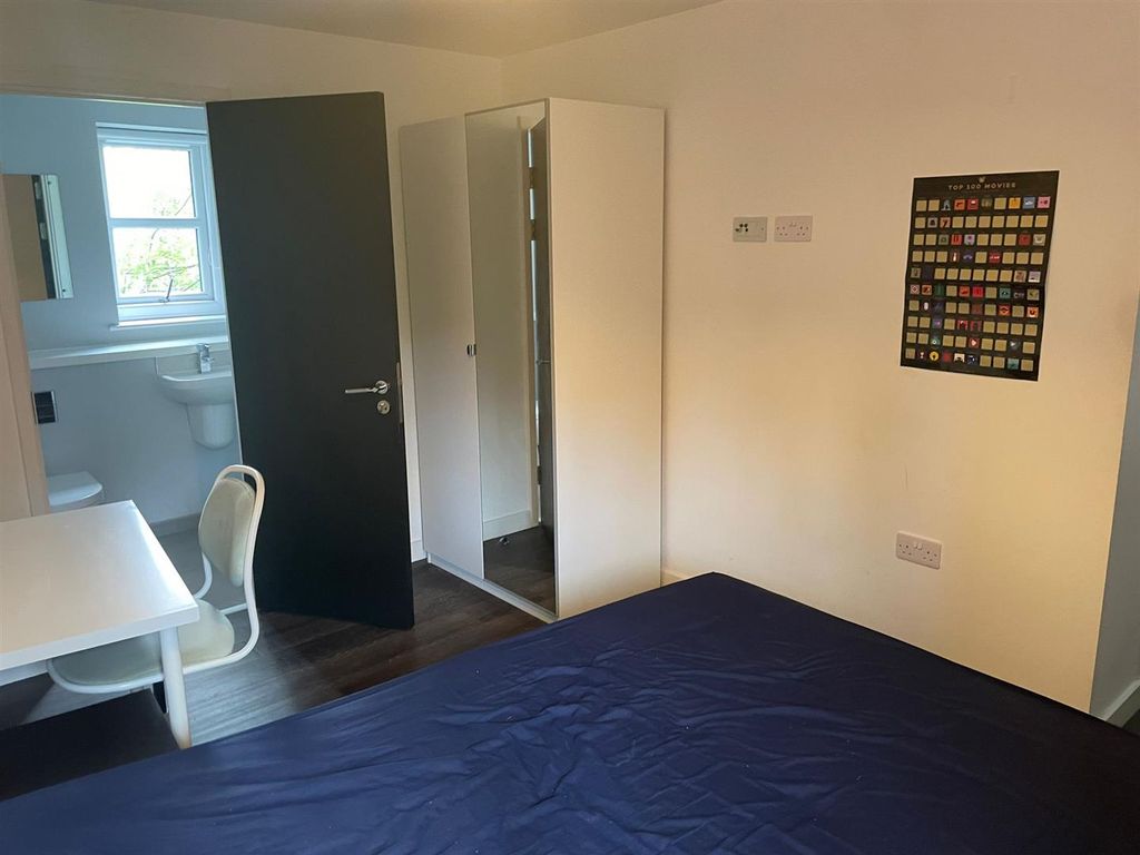 6 bed flat to rentHyde Terrace, Leeds LS2 photo 3