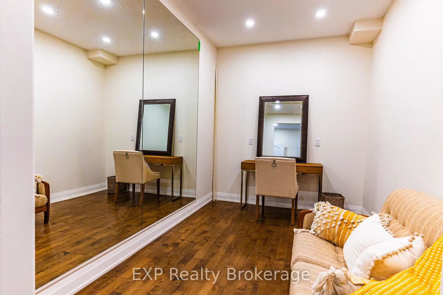 Additional image 2 of 2019 Dundas Street