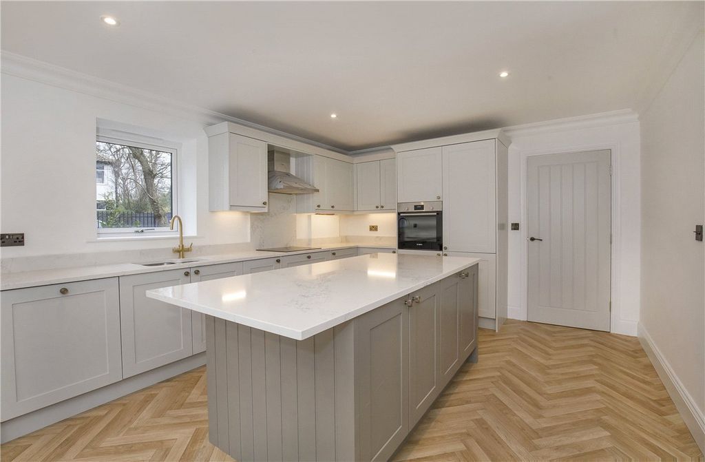 Additional image 2 of 2 bed flat to rentWayside Crescent, Harrogate, North Yorkshire HG2