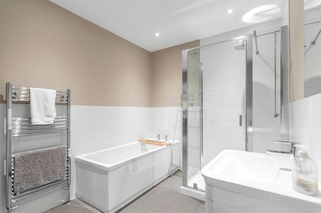 2 bed flat to rentDereham Road, Norwich NR2 photo 3