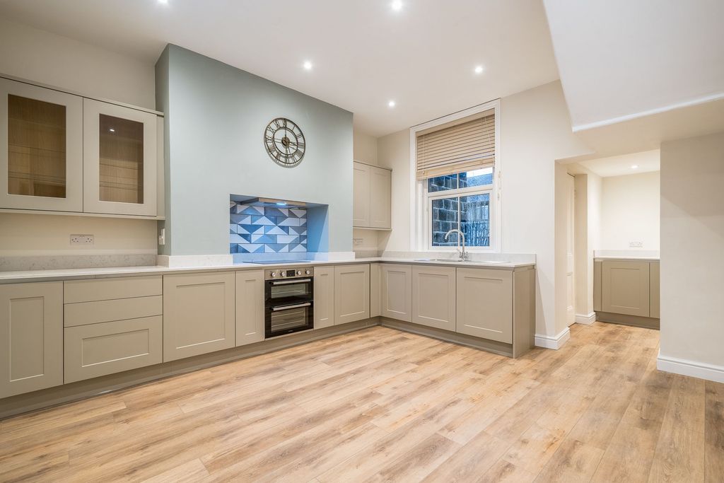 Additional image 3 of 4 bed terraced house to rentDuchy Avenue, Harrogate HG2