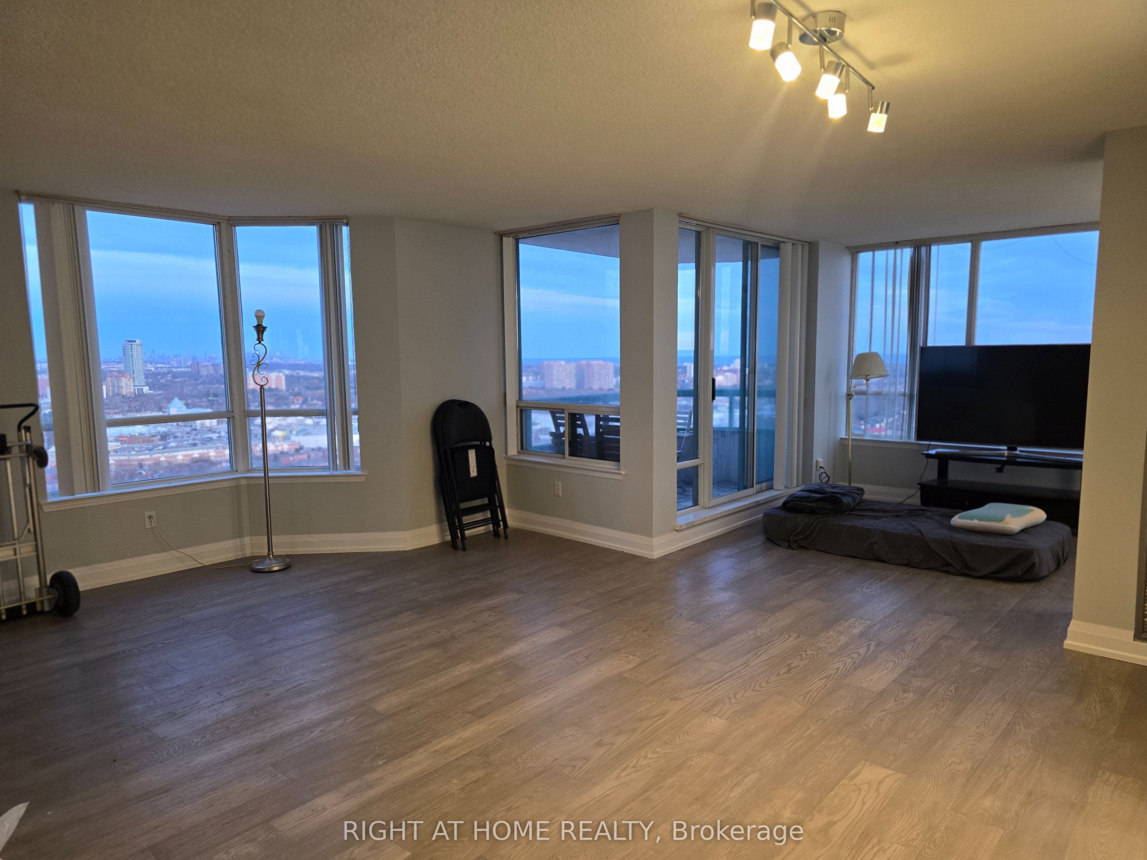 Additional image 3 of 2303-550 Webb Drive, Mississauga, ON, L5B 3Y4