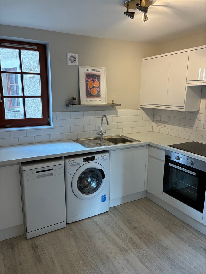 2 Bed Flat, East Cromwell St, EH6, N1 7GU