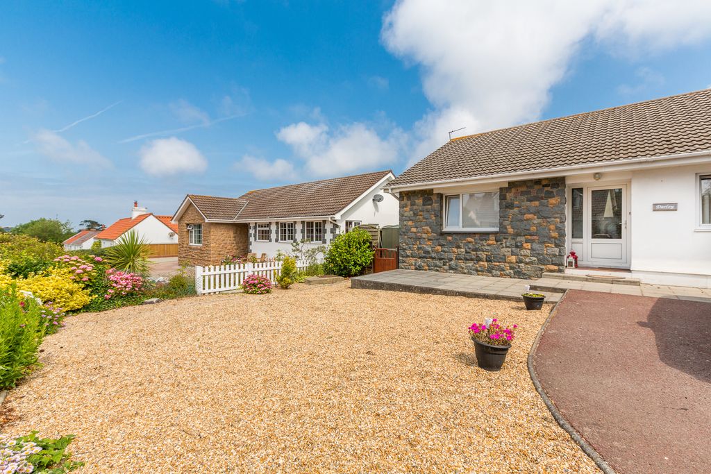 3 bed detached bungalow to rentLa Rue Du Preel, Castel, Guernsey GY5