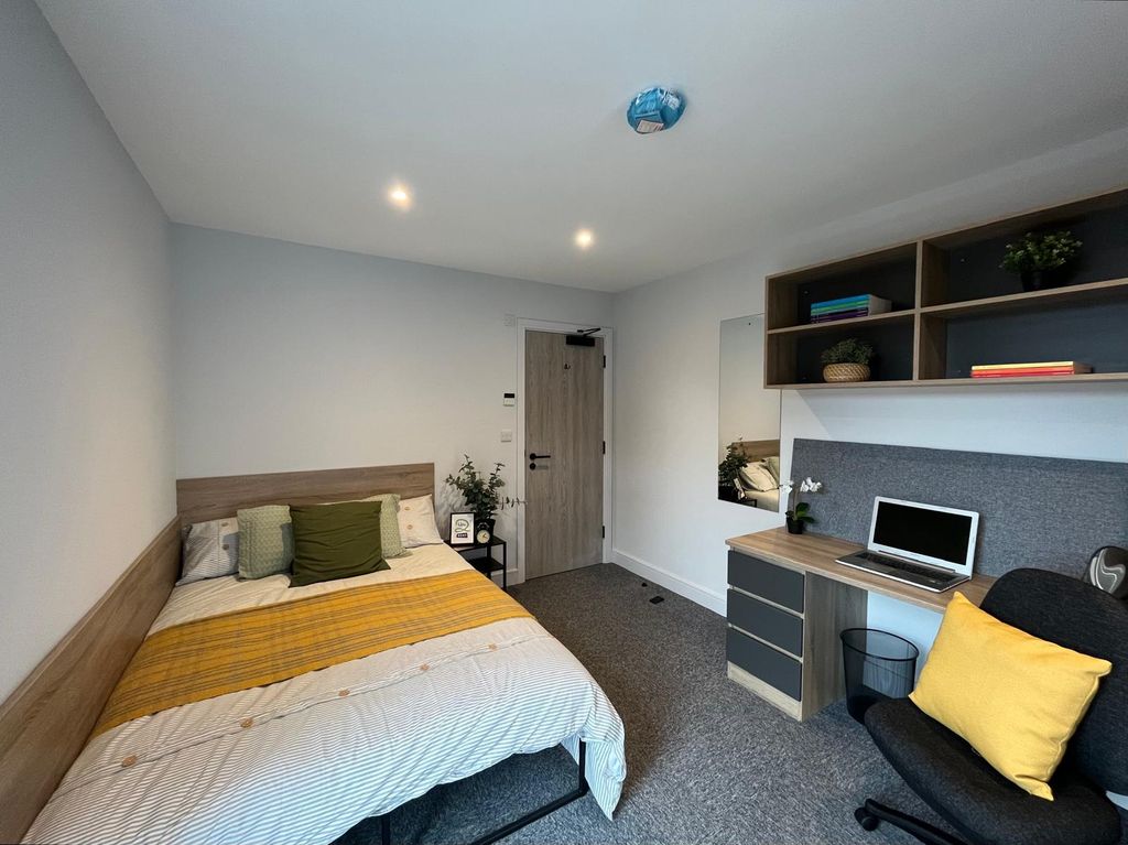 8 bed flat to rentFlat 1, Commercial Point, Wollaton Road, Beeston, Nottingham. NG9