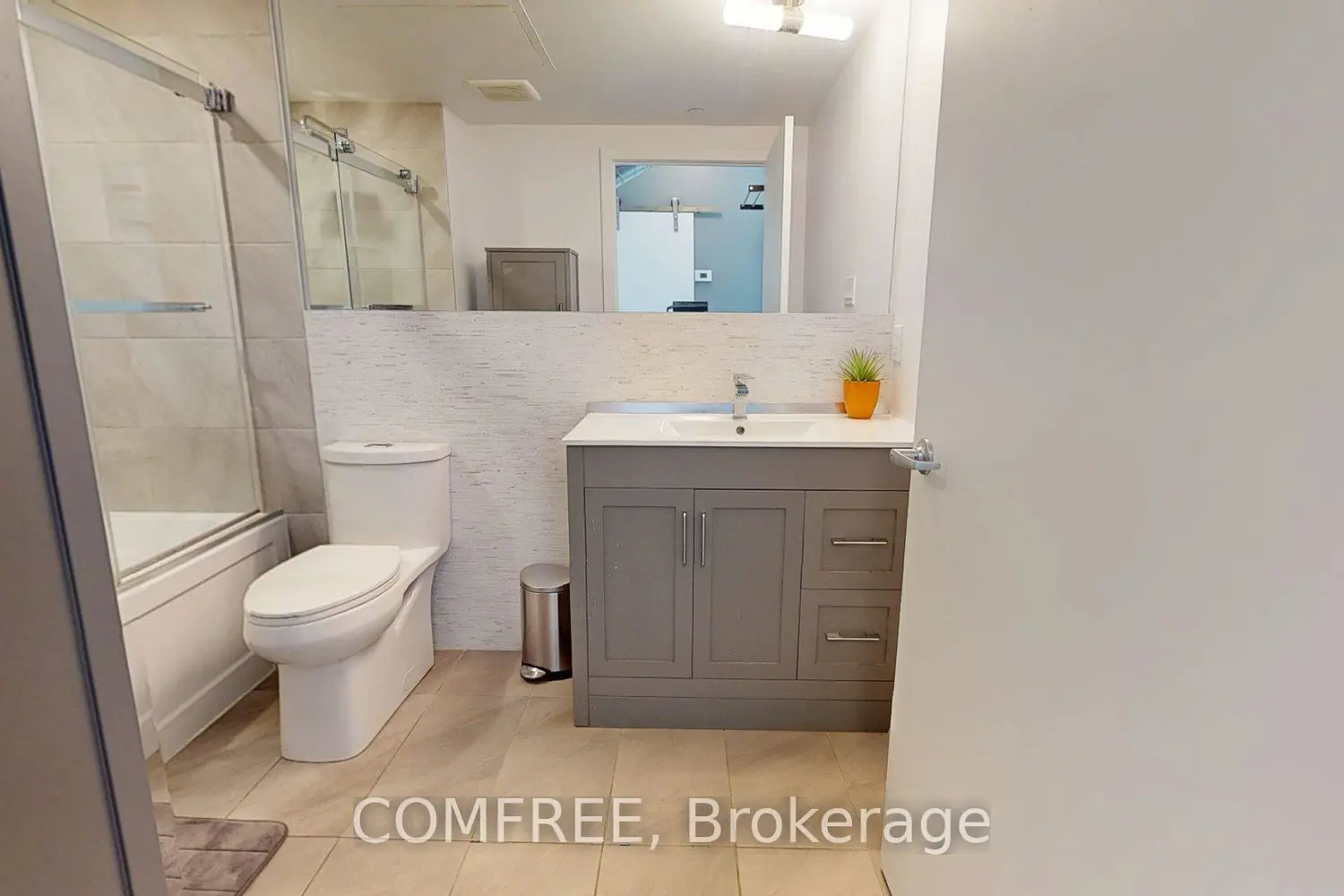 150 Greenfield Avenue 404 photo 5