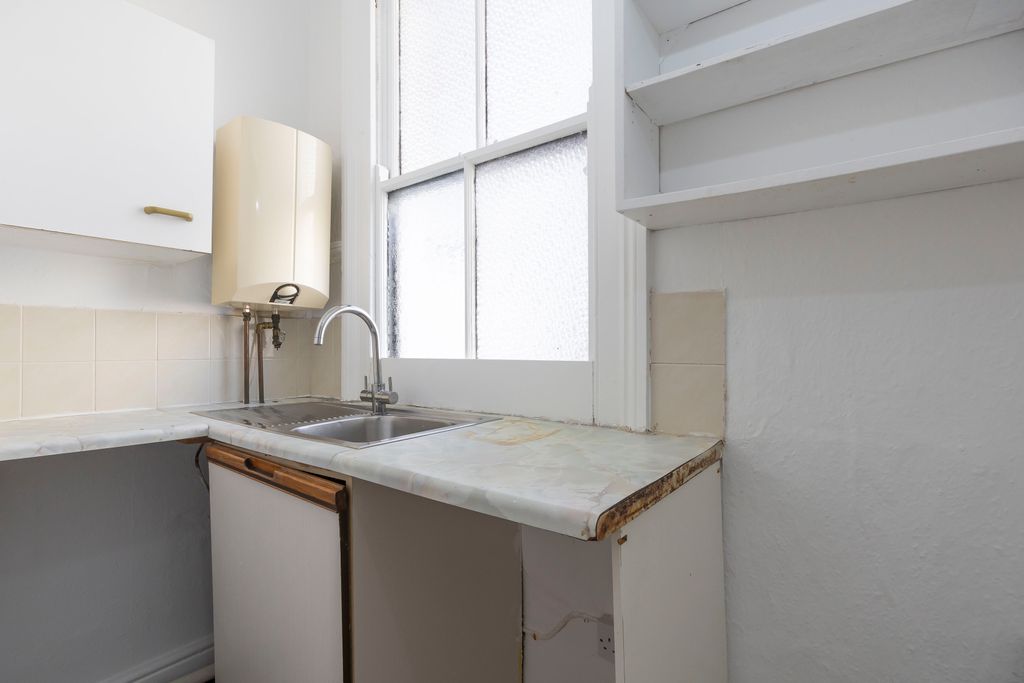 Additional image 3 of Studio to rentSuffolk Square, Cheltenham GL50